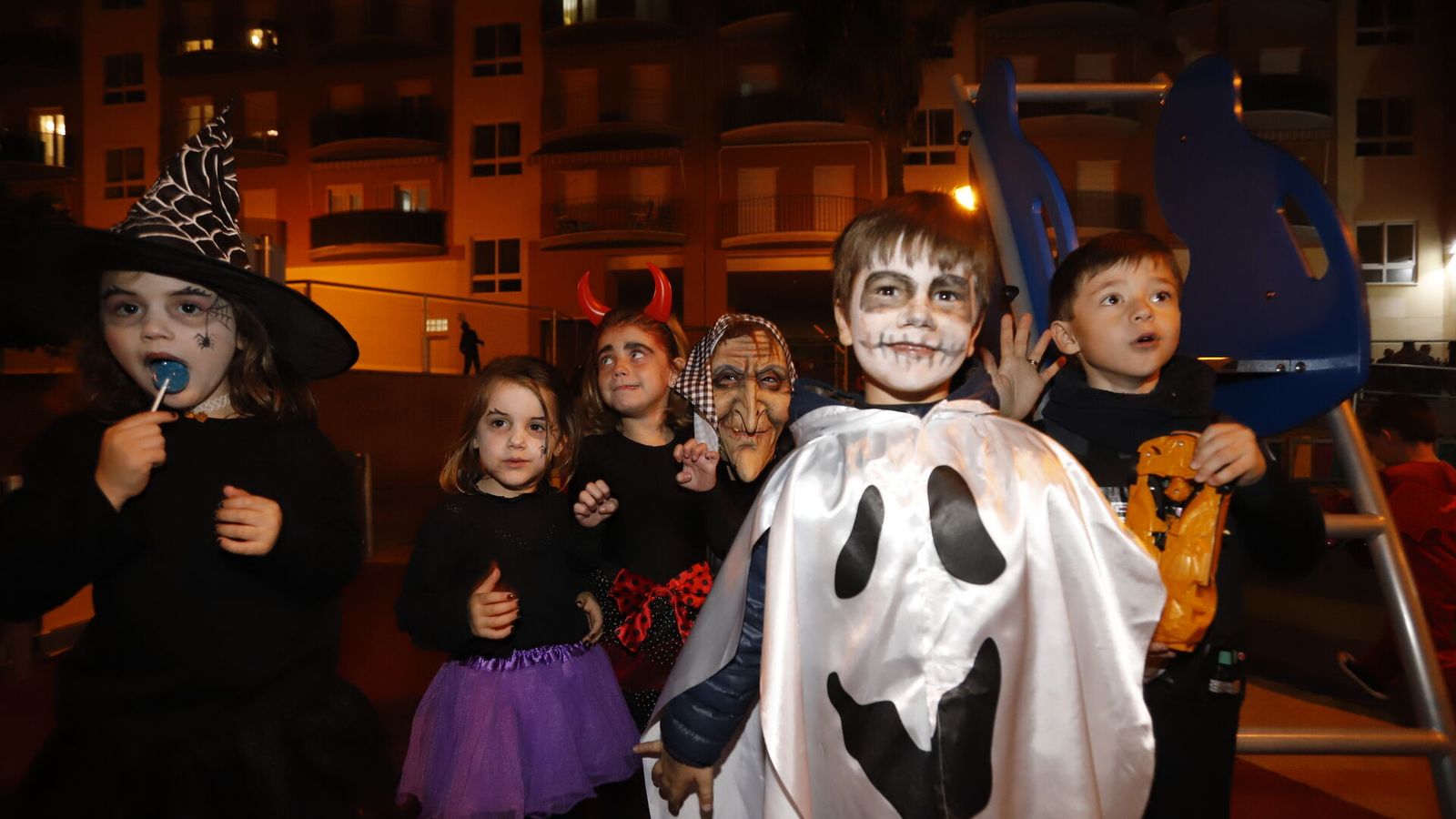 Niños de Huelva durante la celebración de Halloween en 2023.