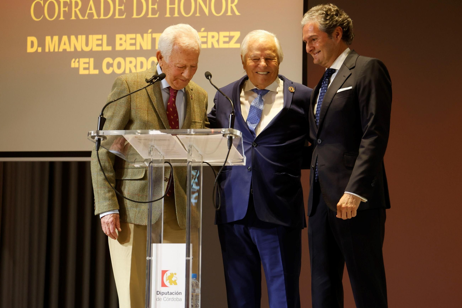 El Cordobés, cofrade de honor de la Cofradía Gastronómica del Rabo de Toro