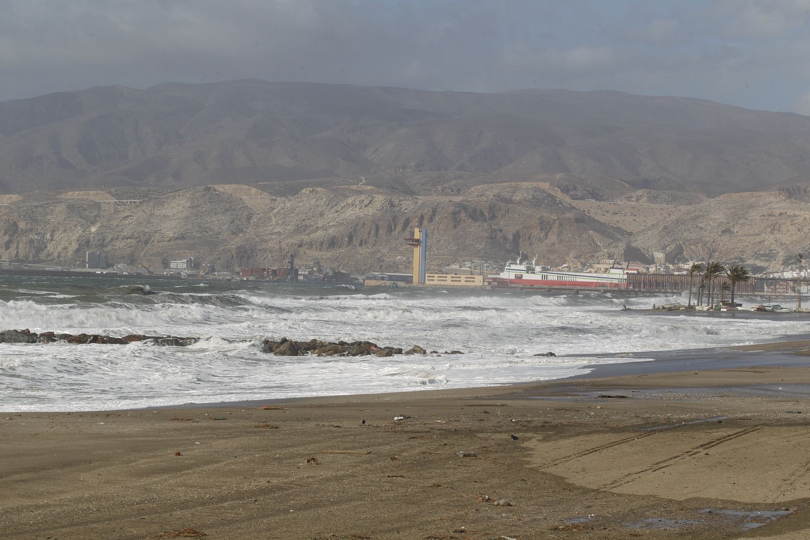 Las lluvias dan una tregua, pero llega la alerta por meteotsunami a Almería