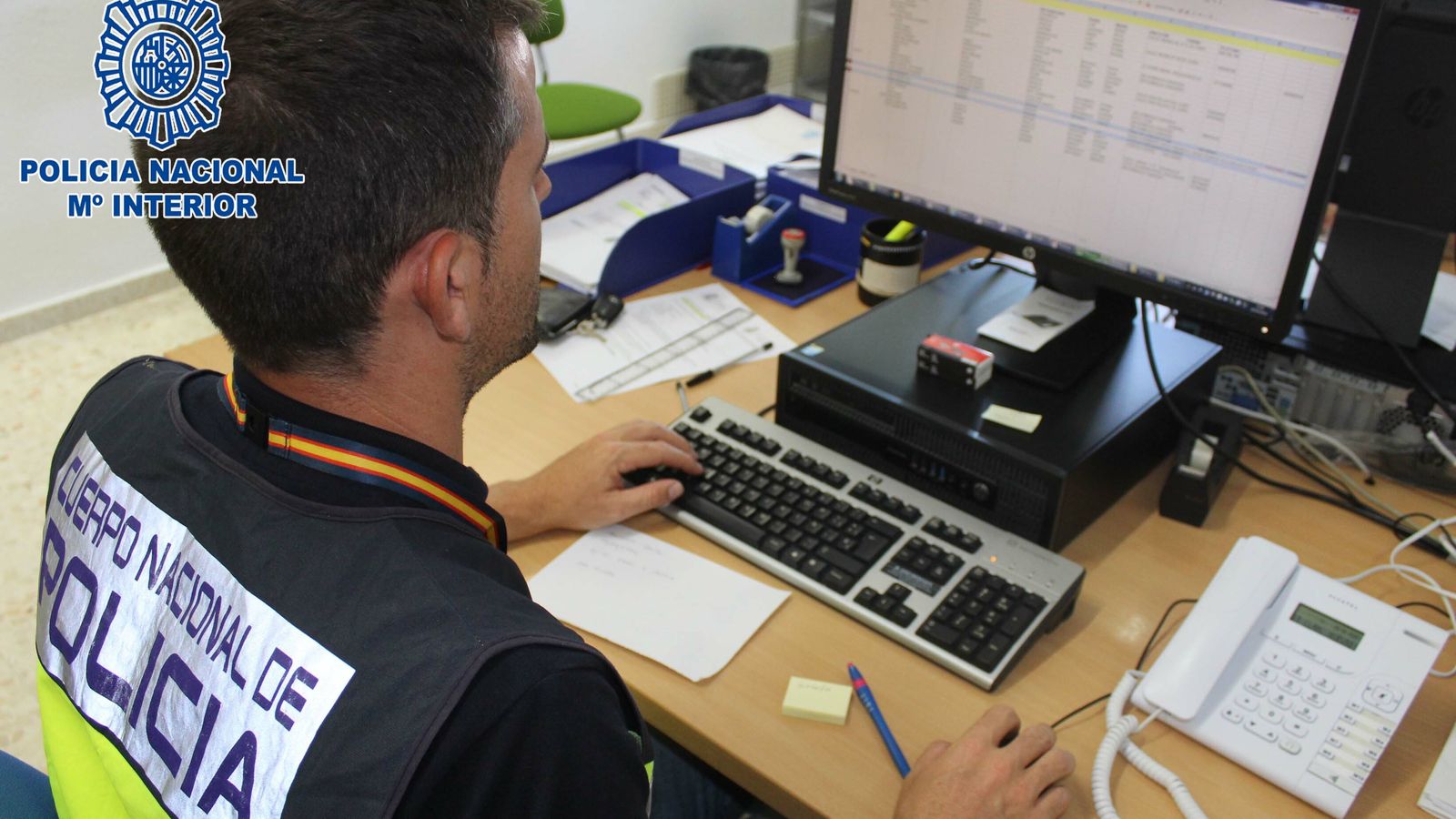 Un agente de la Policía Nacional.