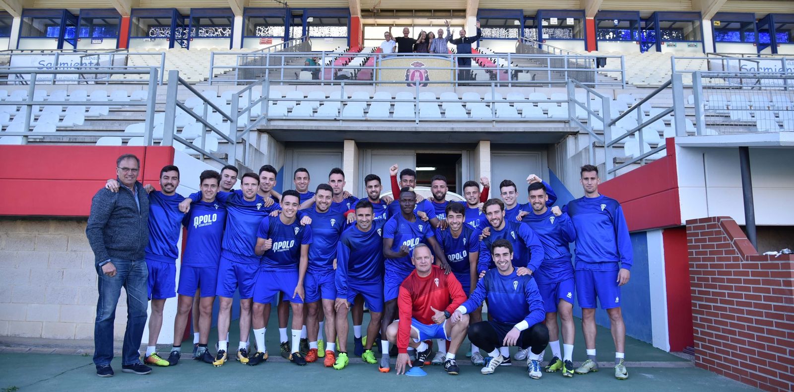 La plantilla del Algeciras hace piña en el estadio Nuevo Mirador.