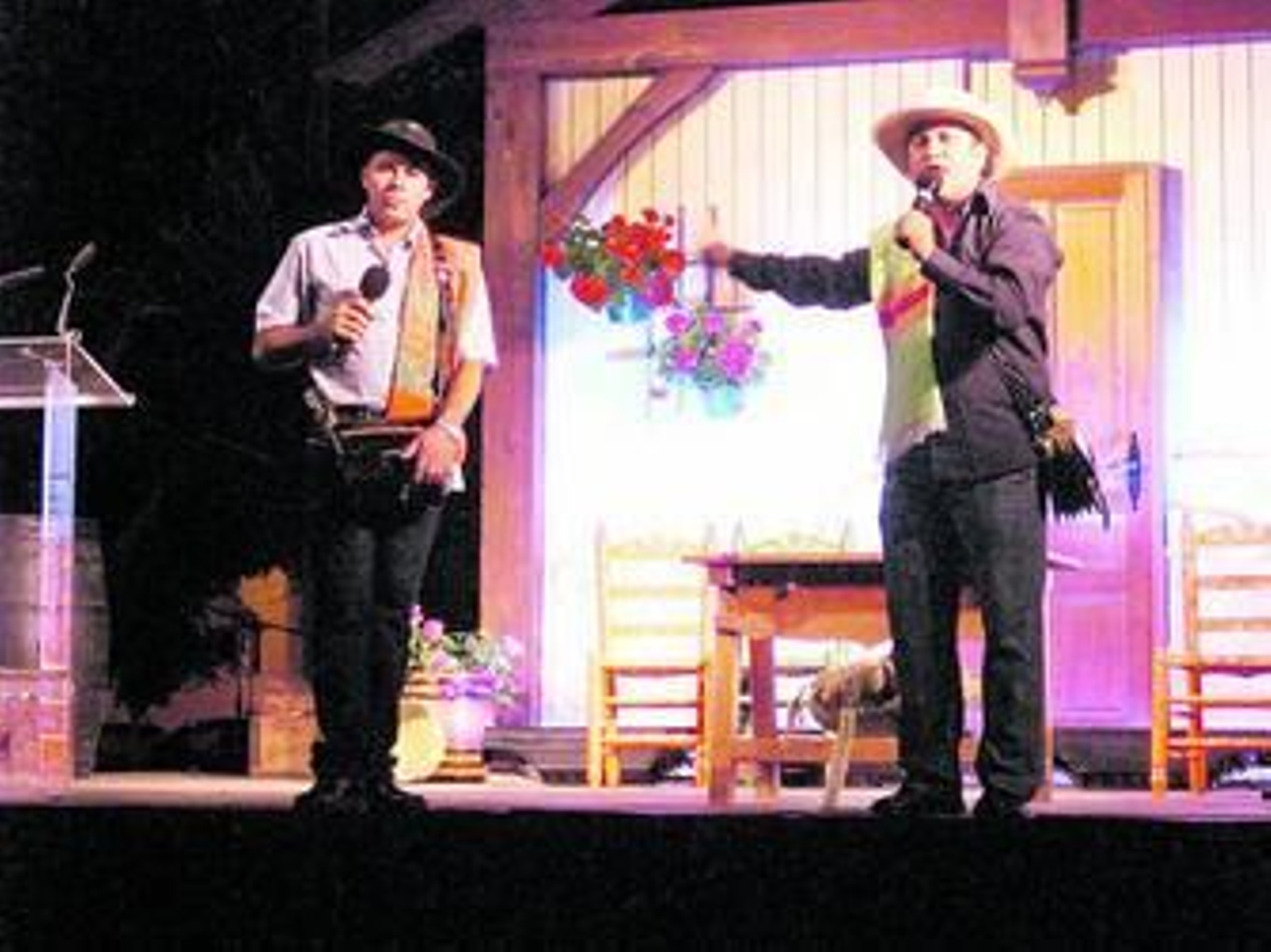 El Zarco y el Malicioso escenifican la obra.