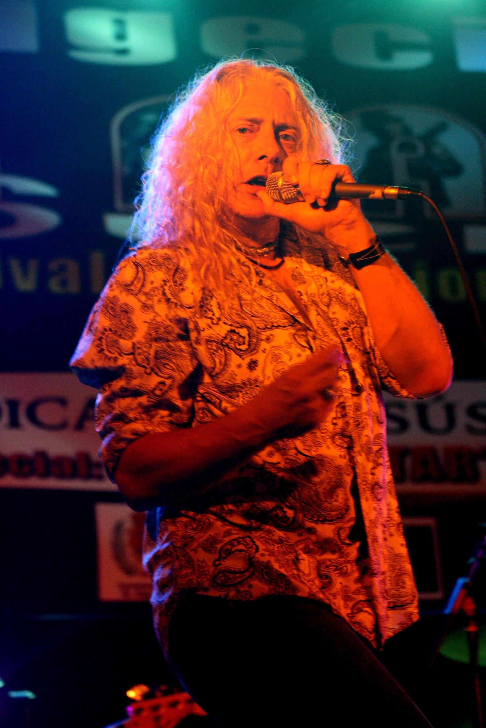 Imagen del vocalista de la banda, Billy Kulke, durante un concierto.