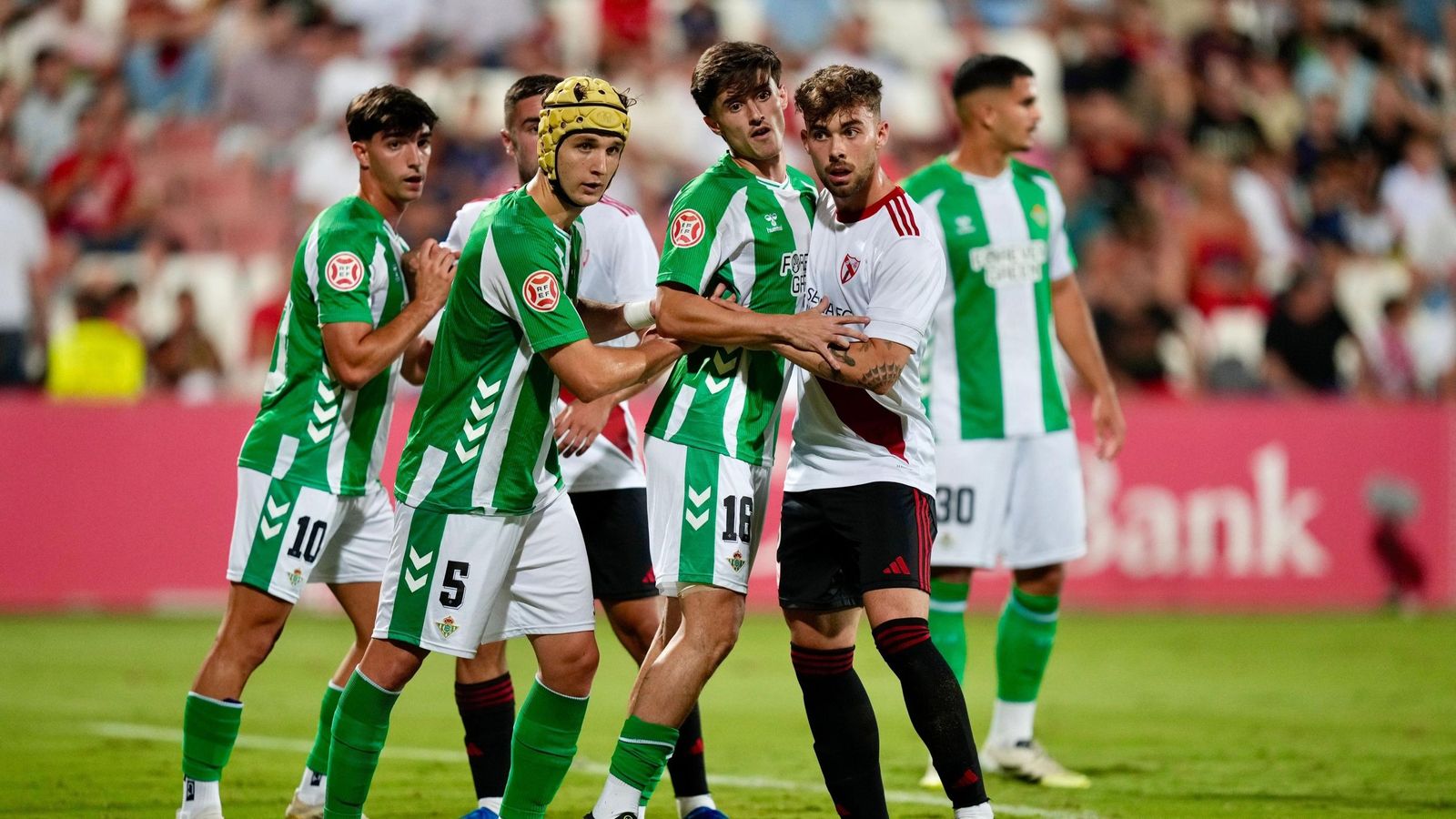 Lance del partido entre el Sevilla Atlético y el Betis Deportivo.