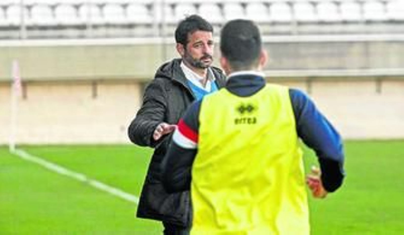 Mere aguarda a un futbolista albirrojo justo antes de realizar una sustitución.