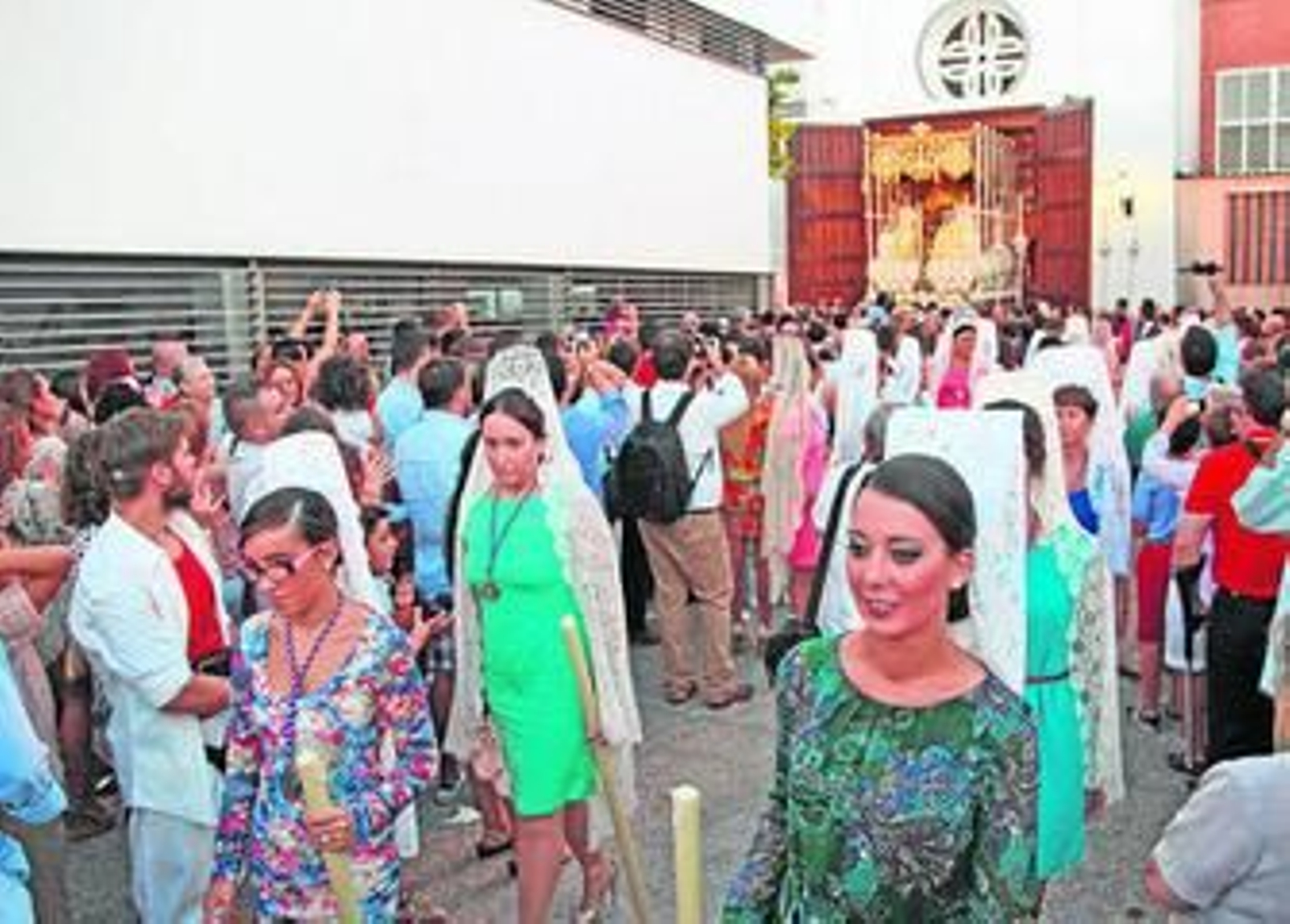 La Virgen de los Ángeles, en el momento de su salida procesional bajo palio la tarde de ayer sábado. La Virgen de los Ángeles, en el momento de su salida procesional bajo palio la tarde de ayer sábado.