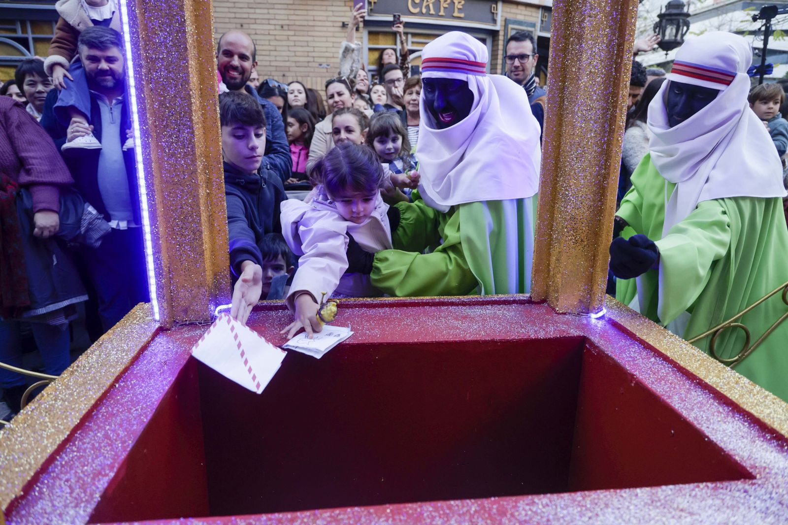 Las imágenes del Heraldo Real por las calles de Sevilla