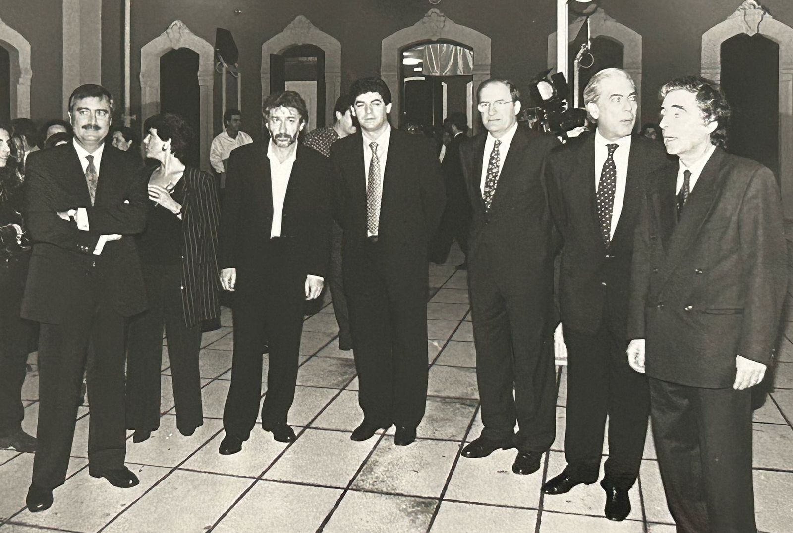 Las mejores imágenes del paso de Mario Vargas Llosa por Huelva en 1995, cuando fue presidente del jurado del Festival de Cine Iberoamericano