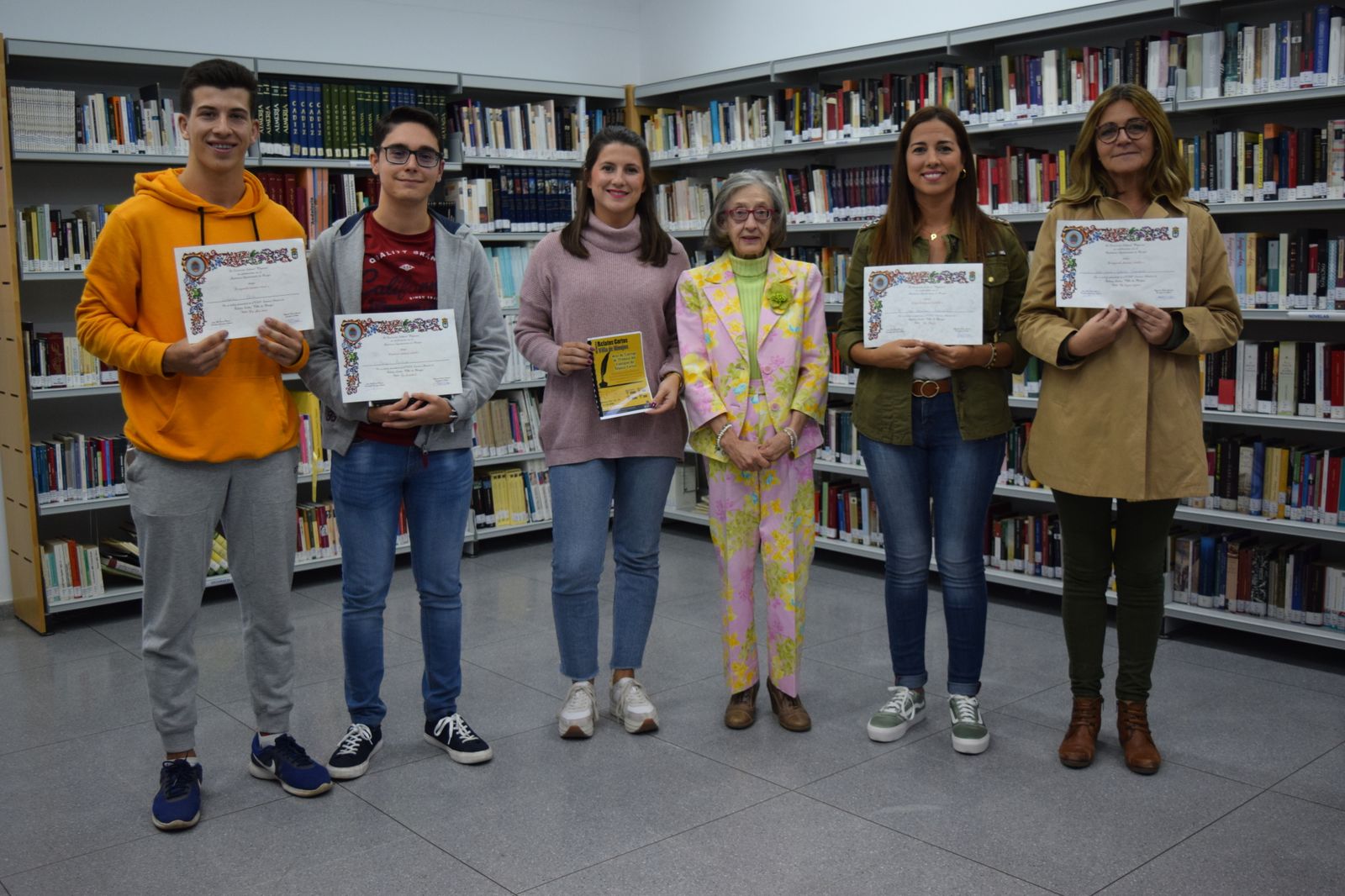 Los ganadores y participantes del VIII Concurso de relatos cortos de Hinojos.