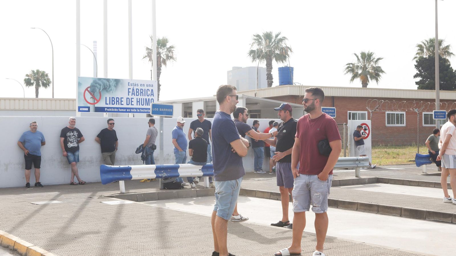 Trabajadores concentrados a las puertas de Acerinox, este jueves