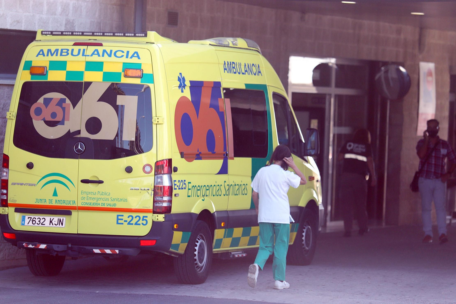 Una ambulancia en las inmediaciones del Hospital Juan Ramón Jiménez.
