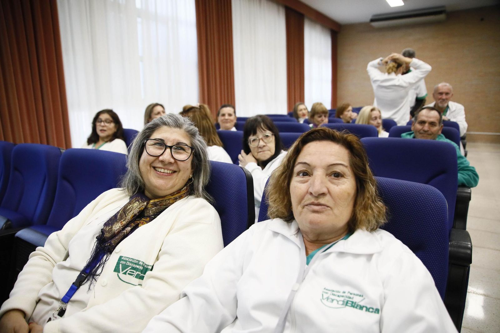 Imágenes de la enterga de certificado de profesionalidad de limpieza de superficies y mobiliarios de VerdiBlanca en la Universidad de Almería