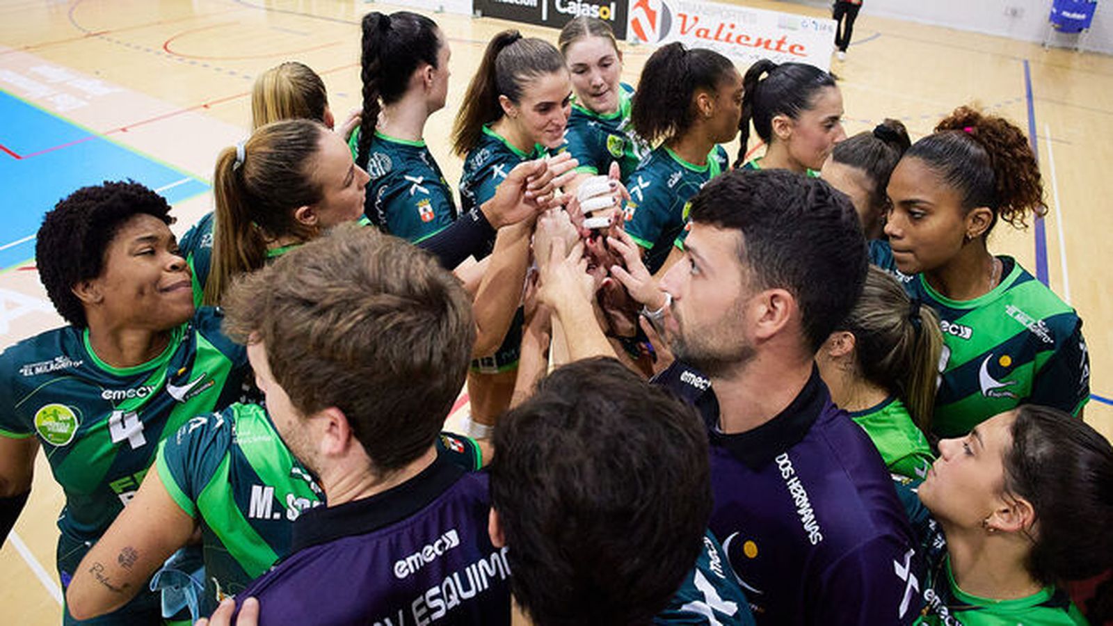 Las jugadoras del FP Pro Voley hacen una piña con su entrenador en una imagen de archivo.