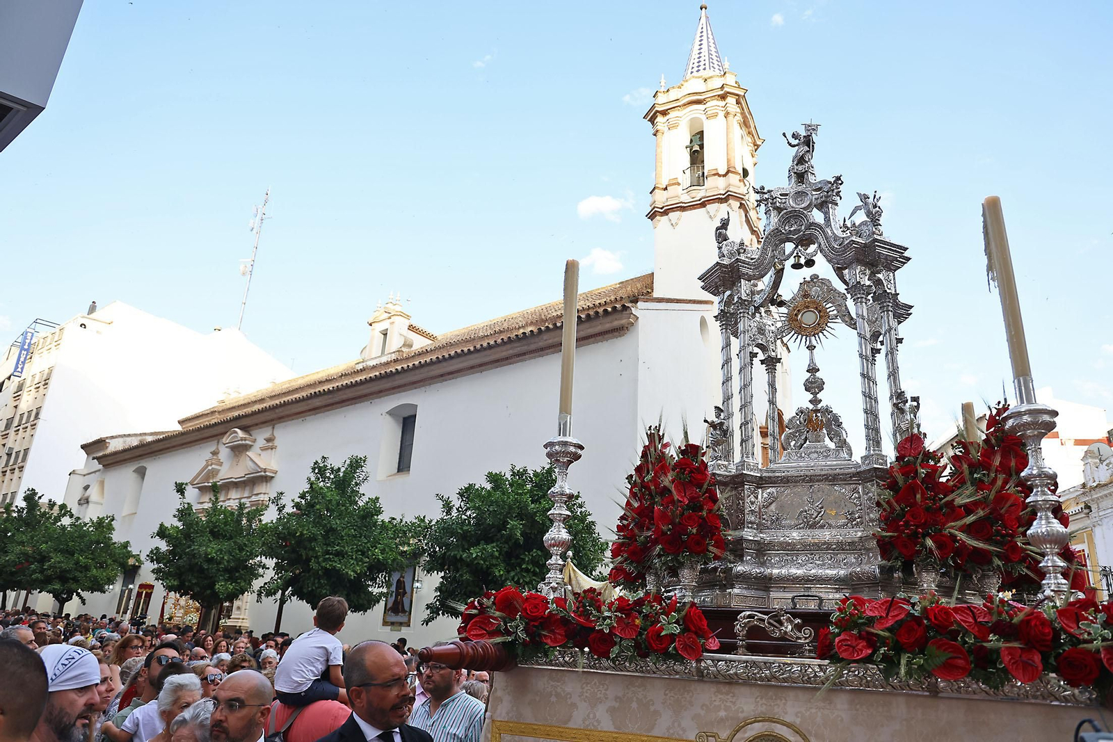 Imágenes de la procesión del Corpus Christi por las calles de Huelva