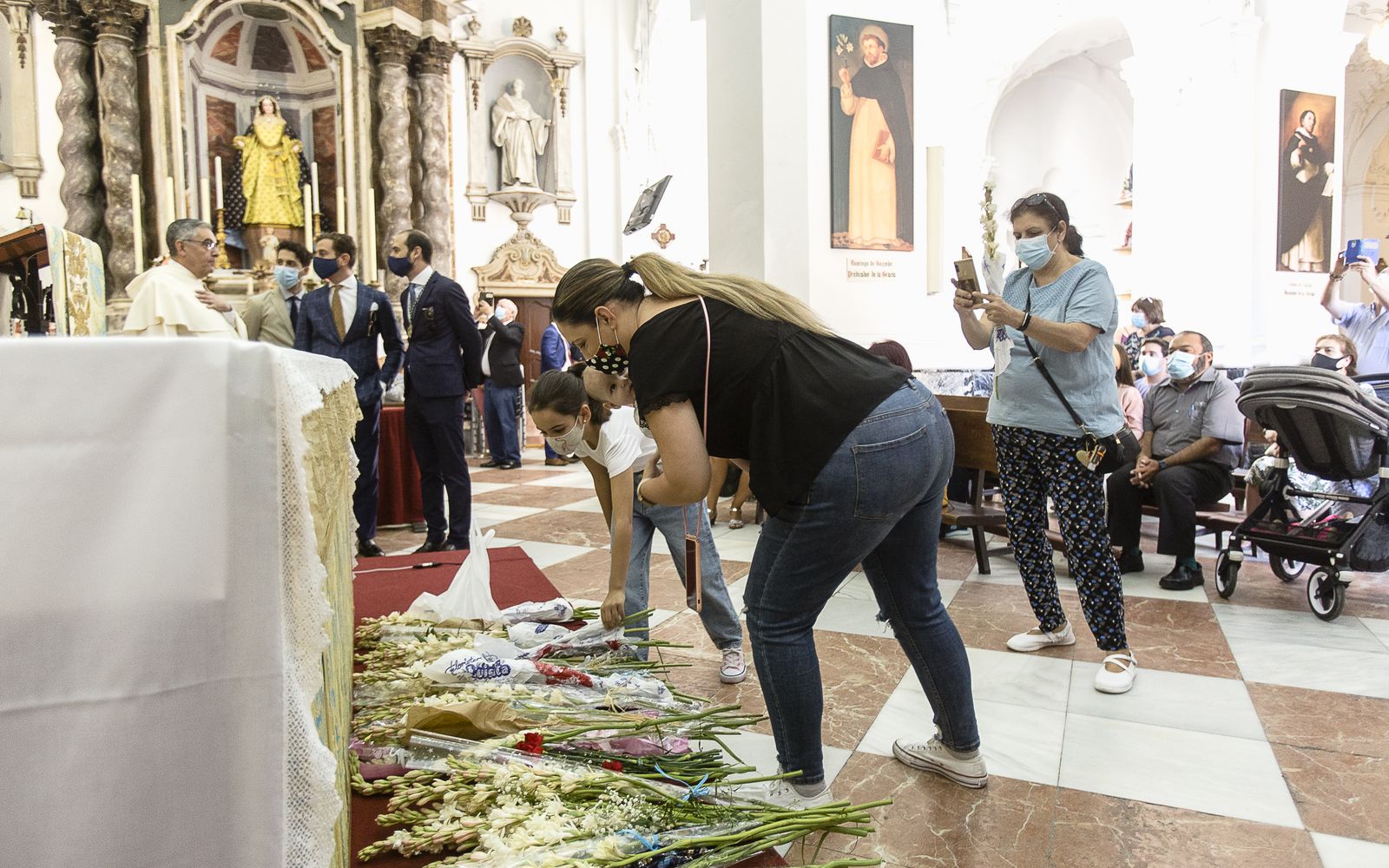 Imágenes de la celebración del día de la Virgen del Rosario en la iglesia de Santo Domingo
