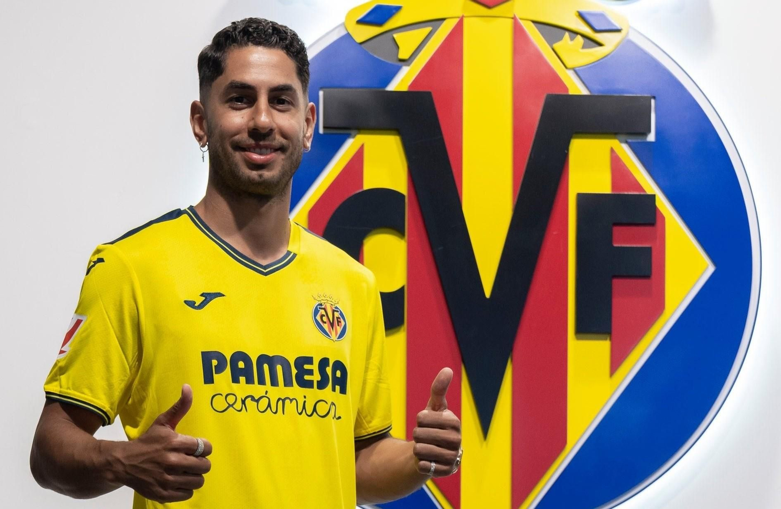 Ayoze con la camiseta del Villarreal