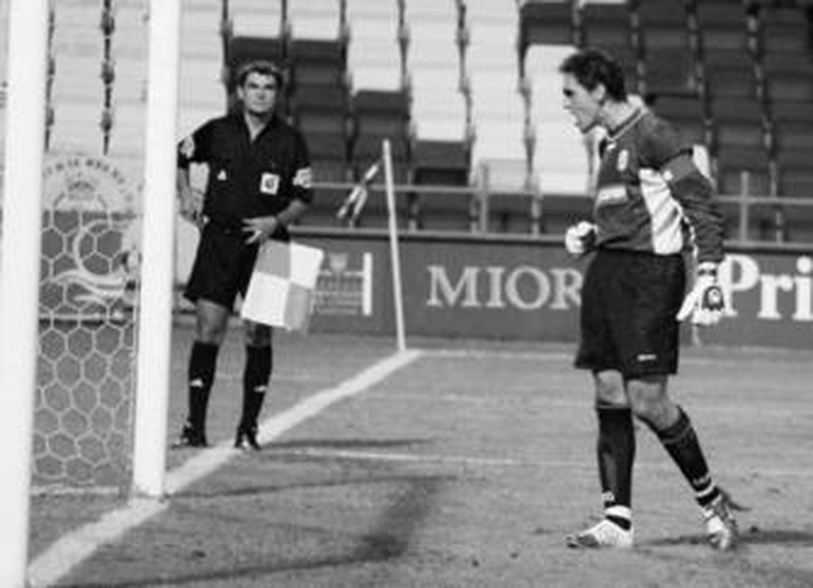 Luque, a la derecha, celebra la parada de un penalti.