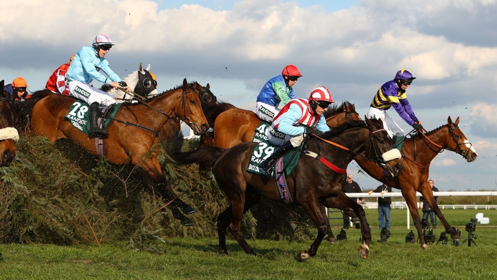 Suspenden unas carreras tras la curiosa muerte de 12 caballos