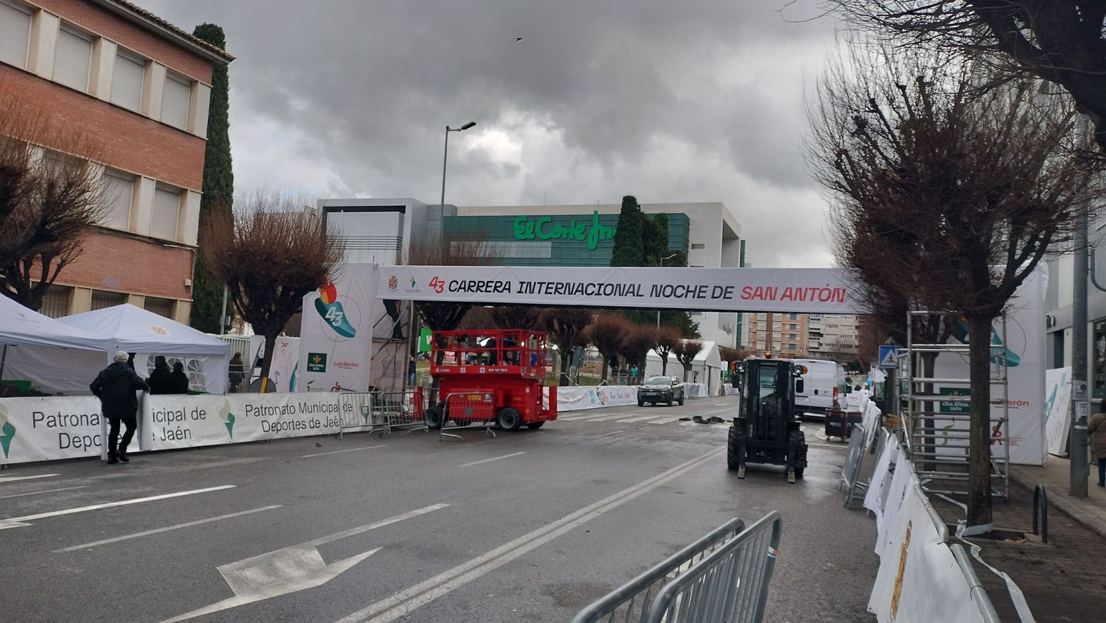 Últimos preparativos en la calle Virgen de la Cabeza.