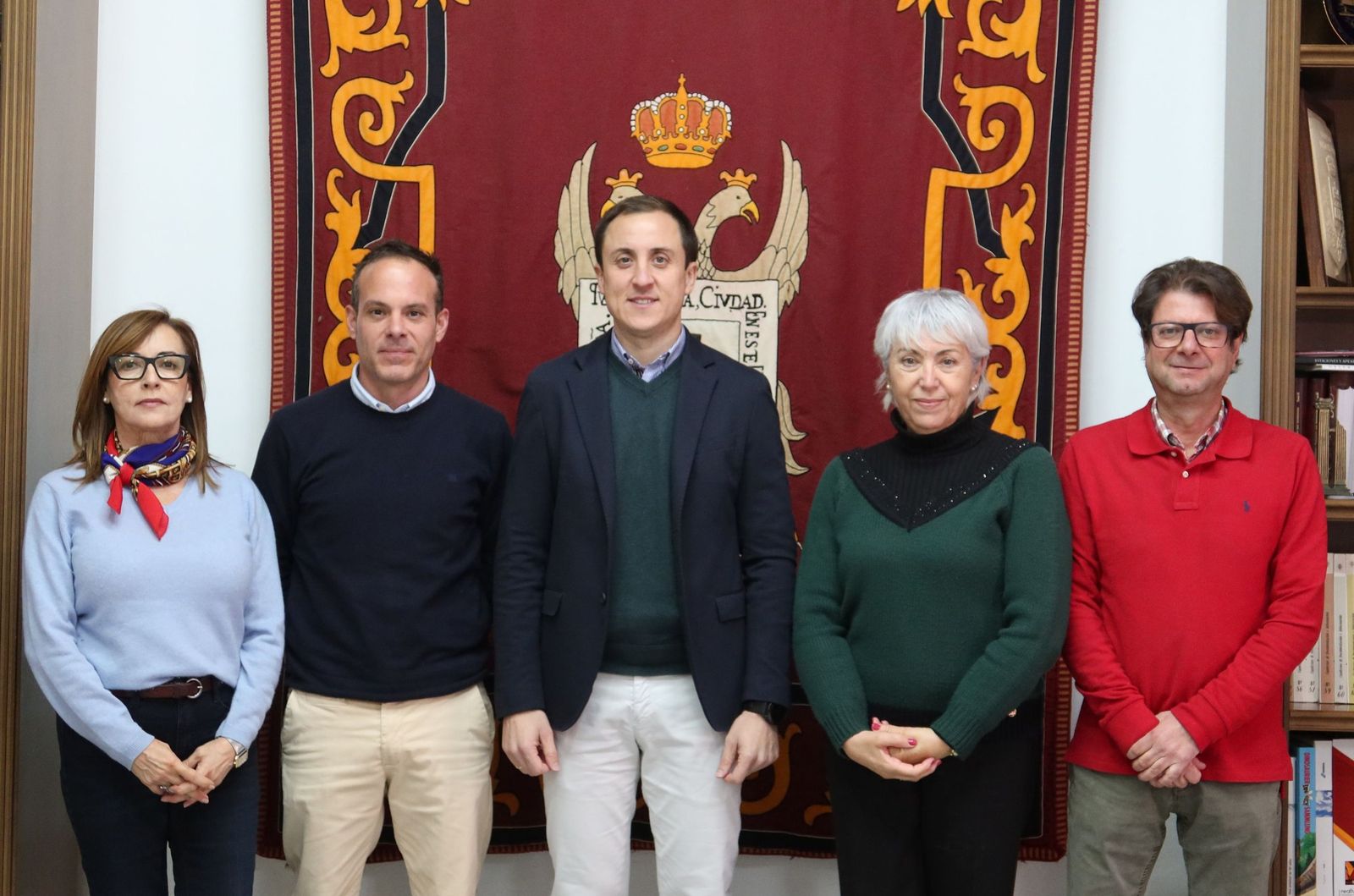 Alcalde, concejal de personal, y representantes sindicales.