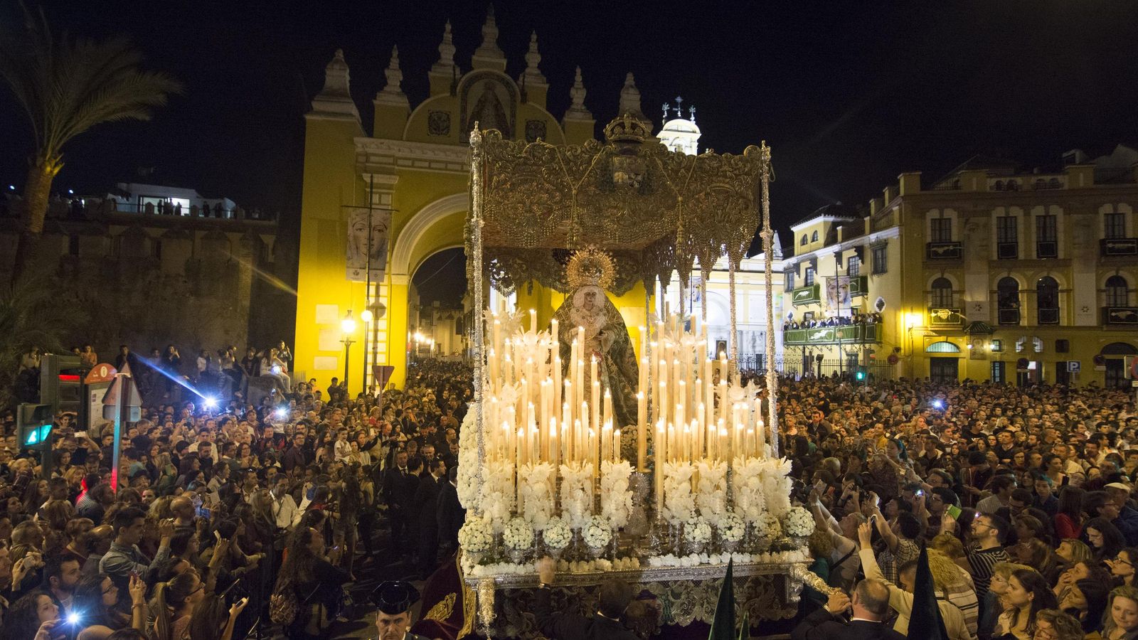 La Esperanza Macarena, durante la Semana Santa de 2013