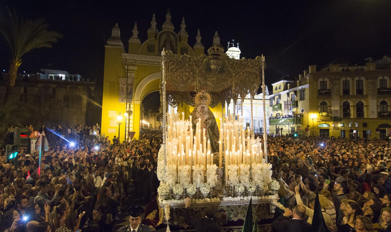 La Esperanza Macarena, durante la Semana Santa de 2013