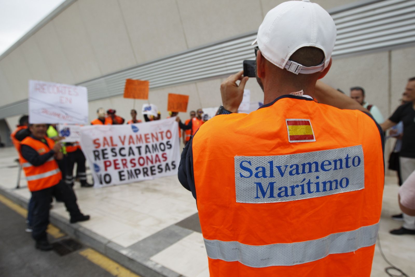 Fotogalería protesta equipo aéreo Salvamento Marítimo en Almería