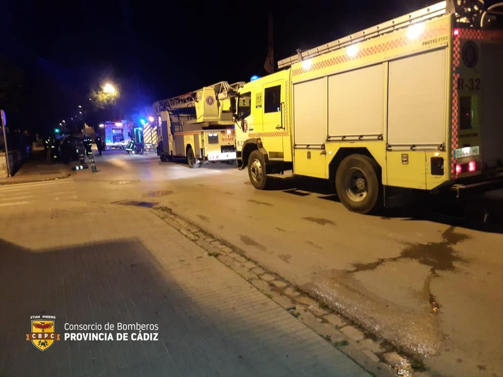 Los bomberos durante su intervención en la barriada La Plata de Jerez.