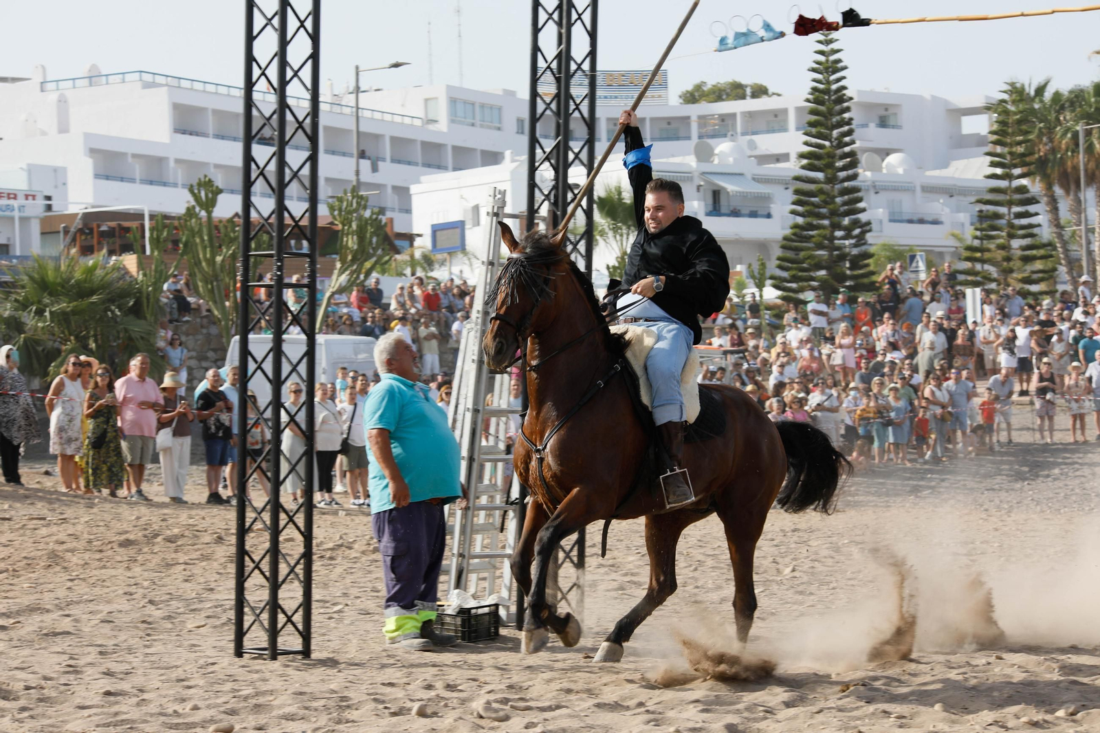 La carrera de cintas y la exhibición de caballos de los Moros y Cristianos de Mojácar, en imágenes