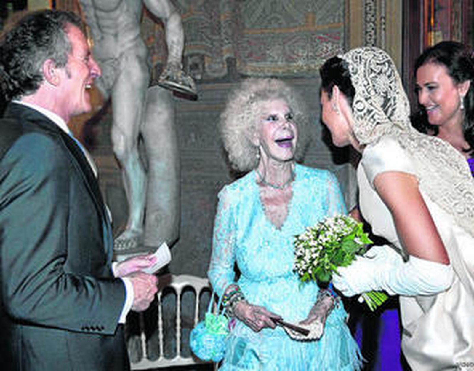 La novia saluda a la duquesa de Alba y a su novio, Alfonso Díez, tras la ceremonia.