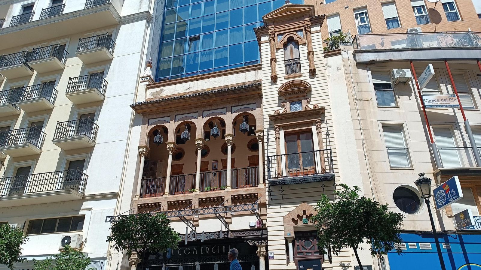 En la planta baja de El Comercial se encuentra sala cultural de la Fundación Cajasol y en la primera planta las oficinas de Godosa. En la planta baja de El Comercial se encuentra sala cultural de la Fundación Cajasol y en la primera planta las oficinas de Godosa.