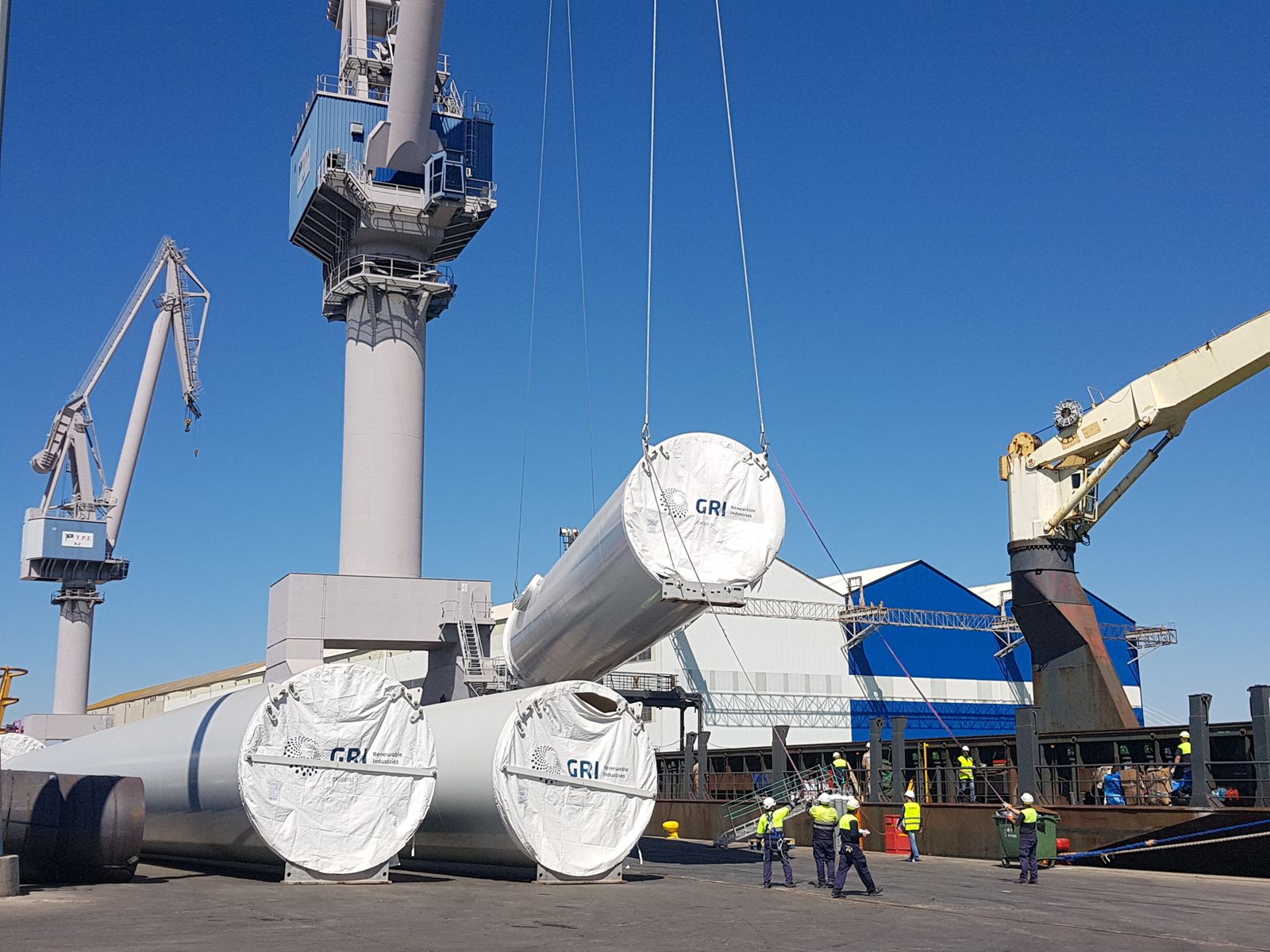 Componentes de las torres eólicas que están llegando a las instalaciones de GRI Towers en Astilleros del Puerto de Sevilla.