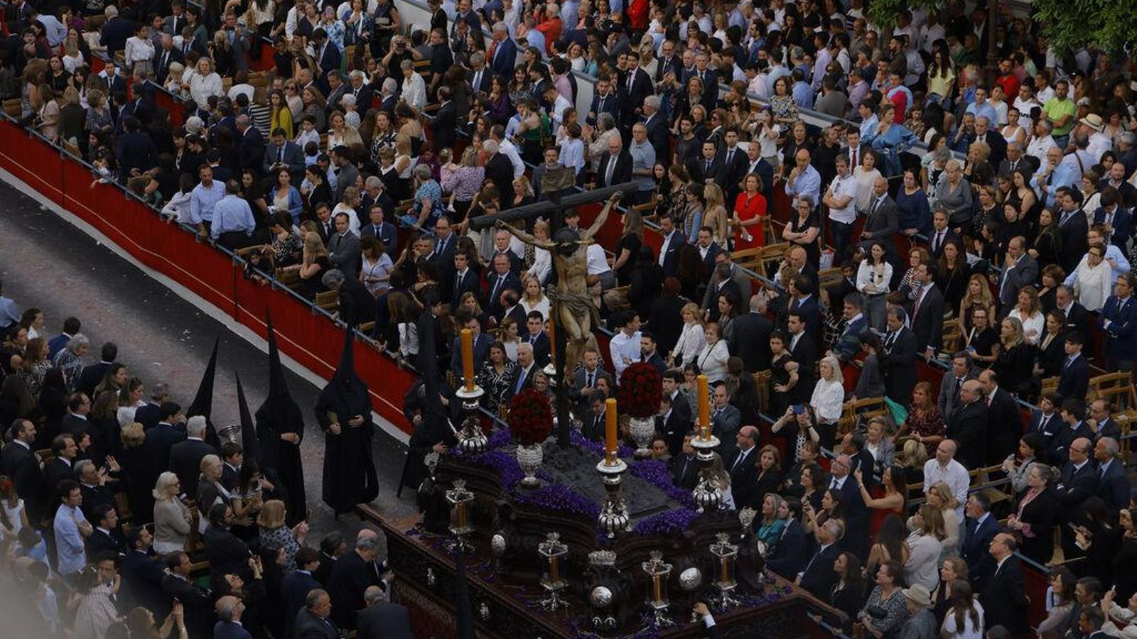 El Cristo del Calvario a su paso por los Palcos en el Santo Entierro Grande