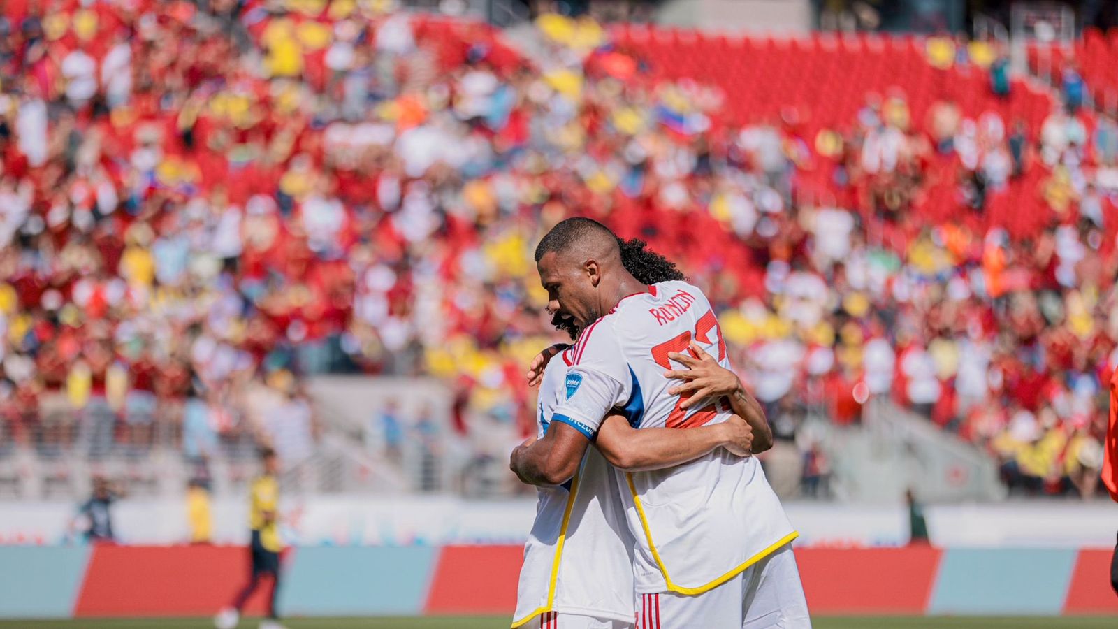 Salomón Rondón se abraza a un compañero