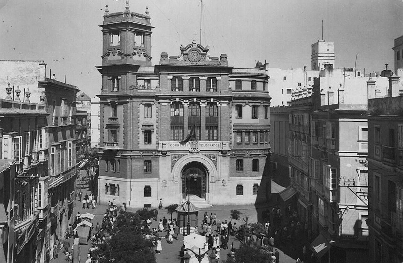 Correos y Telégrafos se convirtió pronto en un emblema de la plaza.