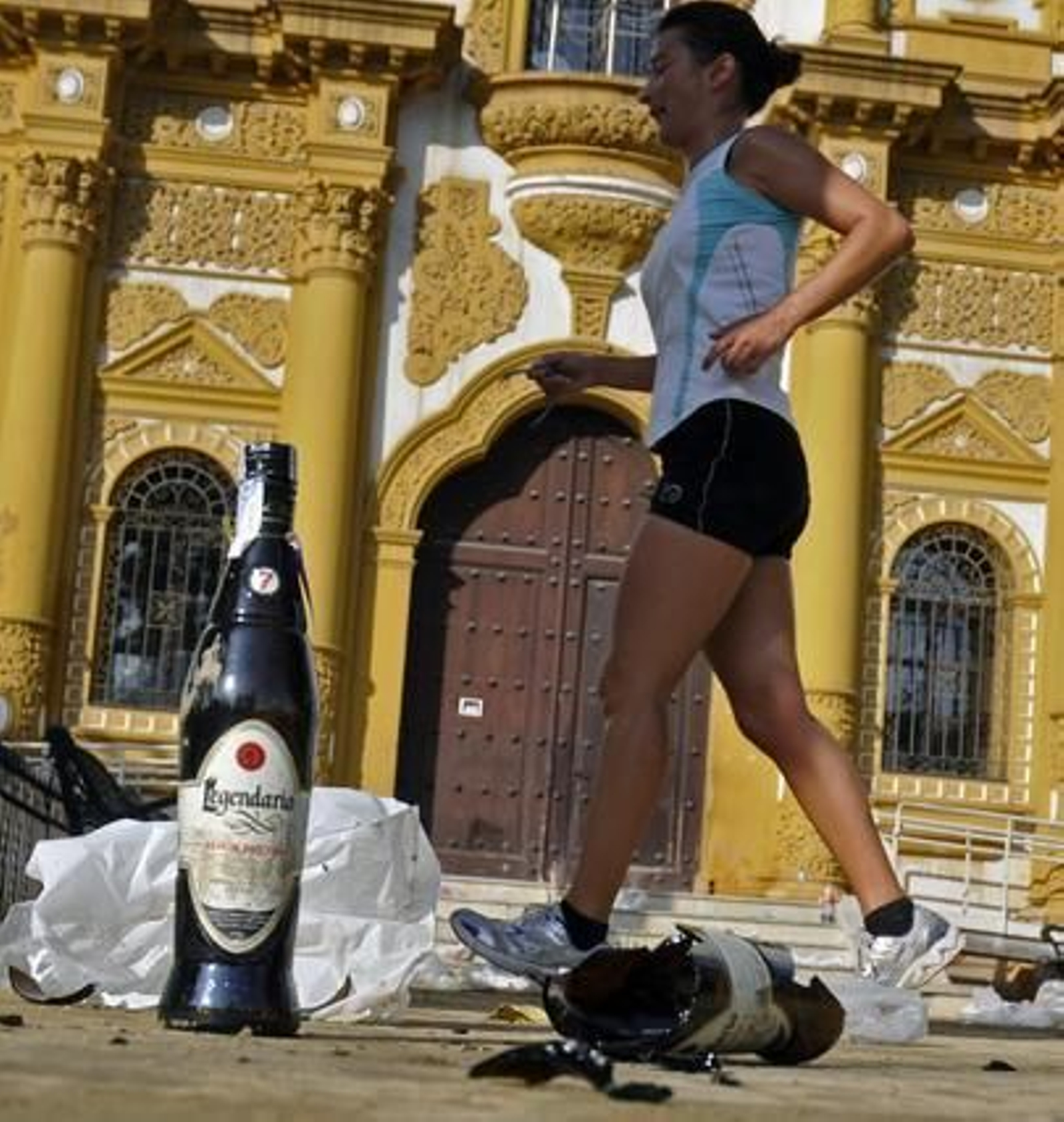 Una joven hacía 'footing' ayer entre una botella de ron de Cuba y el pabellón de Argentina del 29.

Foto: Juan Carlos Vázquez
