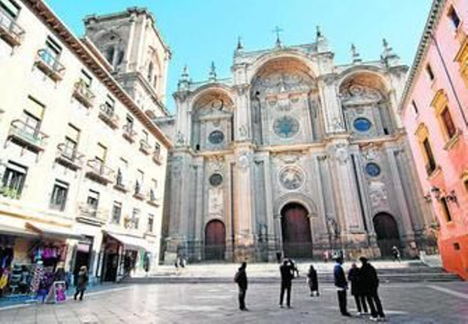1. La Catedral de Granada sufre el efecto de la contaminación y, además de la pátina negra que la recubre, ha perdido incluso algunos pináculos. .2. La Alhambra es un caso especial y está afectada sobre todo por las lluvias y los cambios de temperatura. 3. Expertos de la UGR han utilizado un nuevo método de conservación en el monasterio de San Jerónimo. 4. La Capilla Real, otro edificio 'negro'.