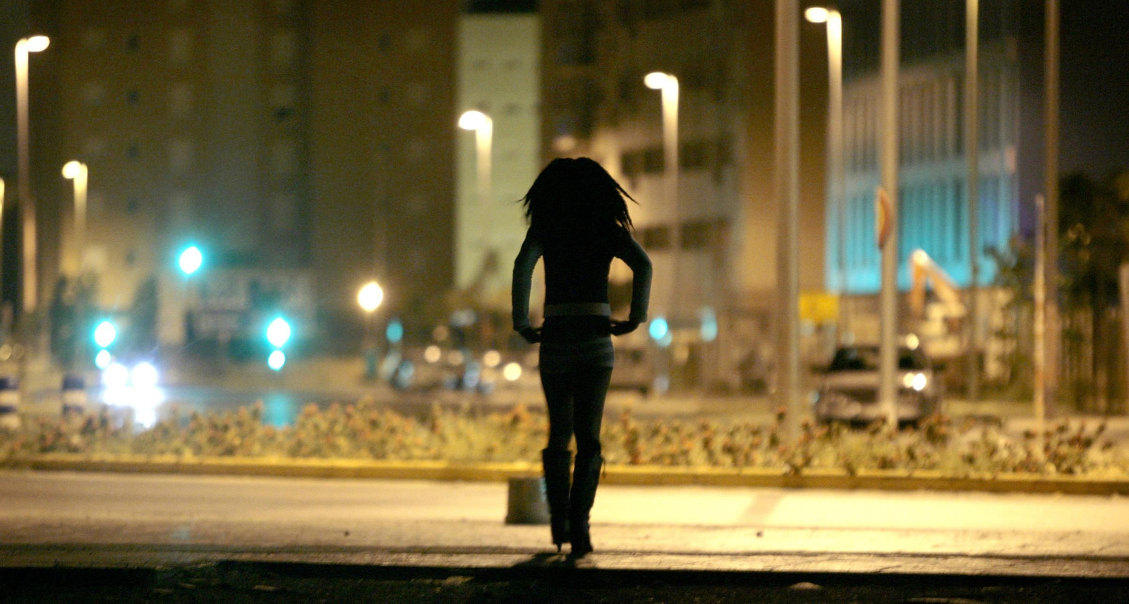 Una mujer, ejerciendo la prostitución en Sevilla.