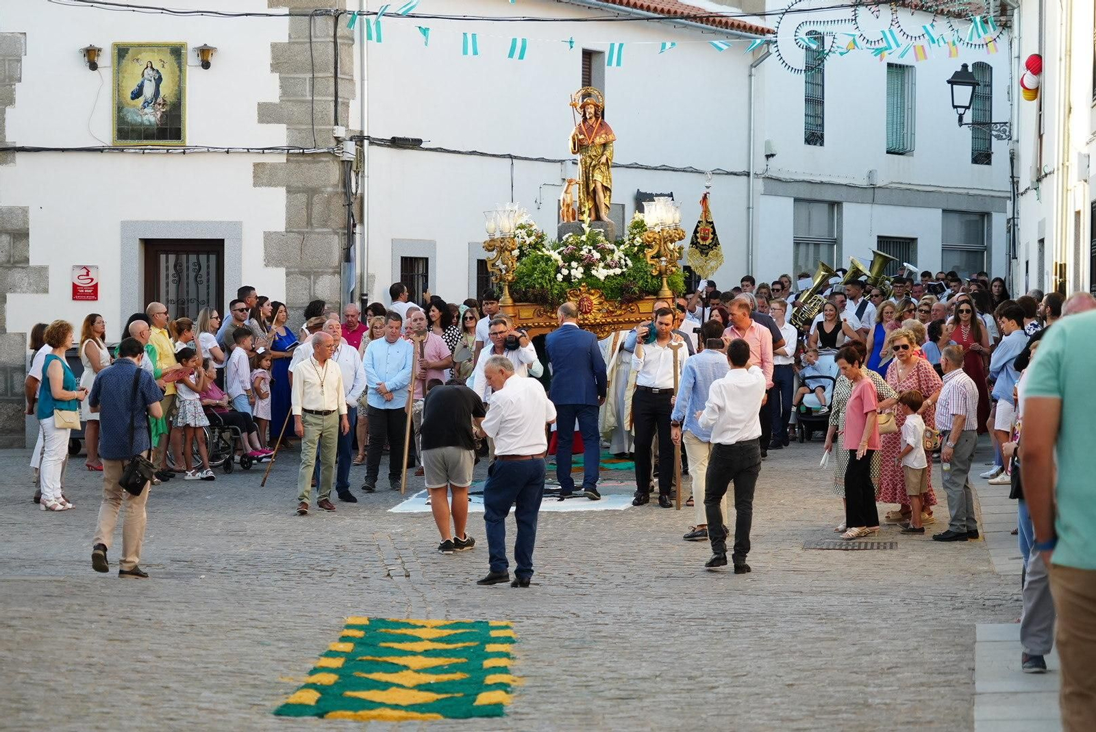 La procesión de San Roque en Dos Torres sobre las alfombras de sal, en imágenes