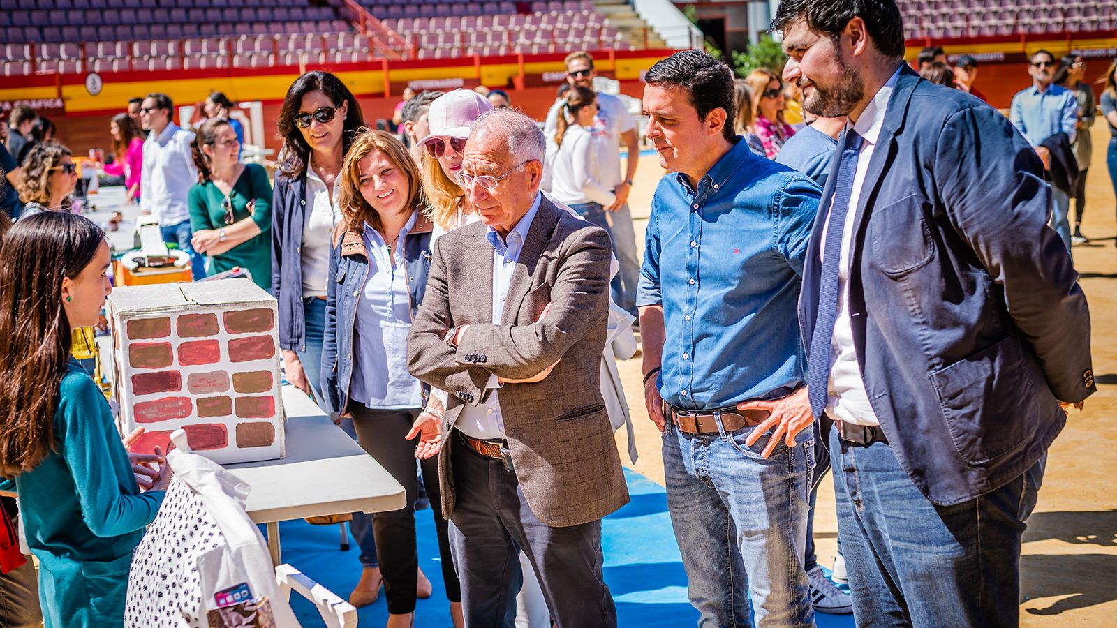 Autoridades escuchando la explicación de Jimena, primer premio de Primaria, en Ciencia Park2