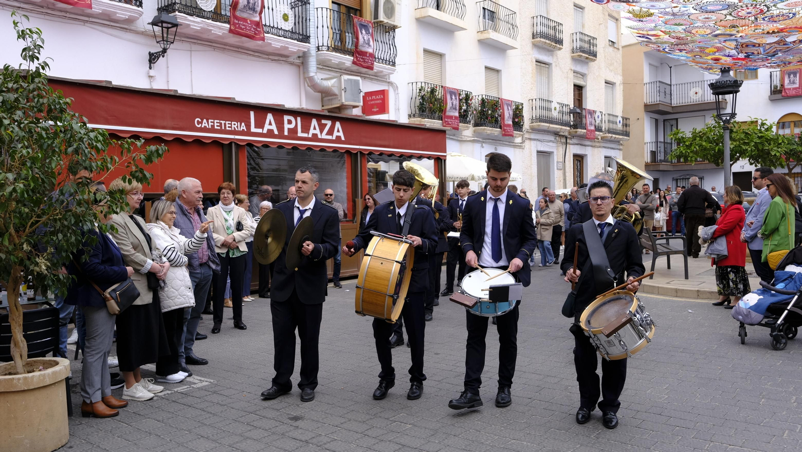 Imágenes de la procesión y paella solidaria en las Fiestas de Abla