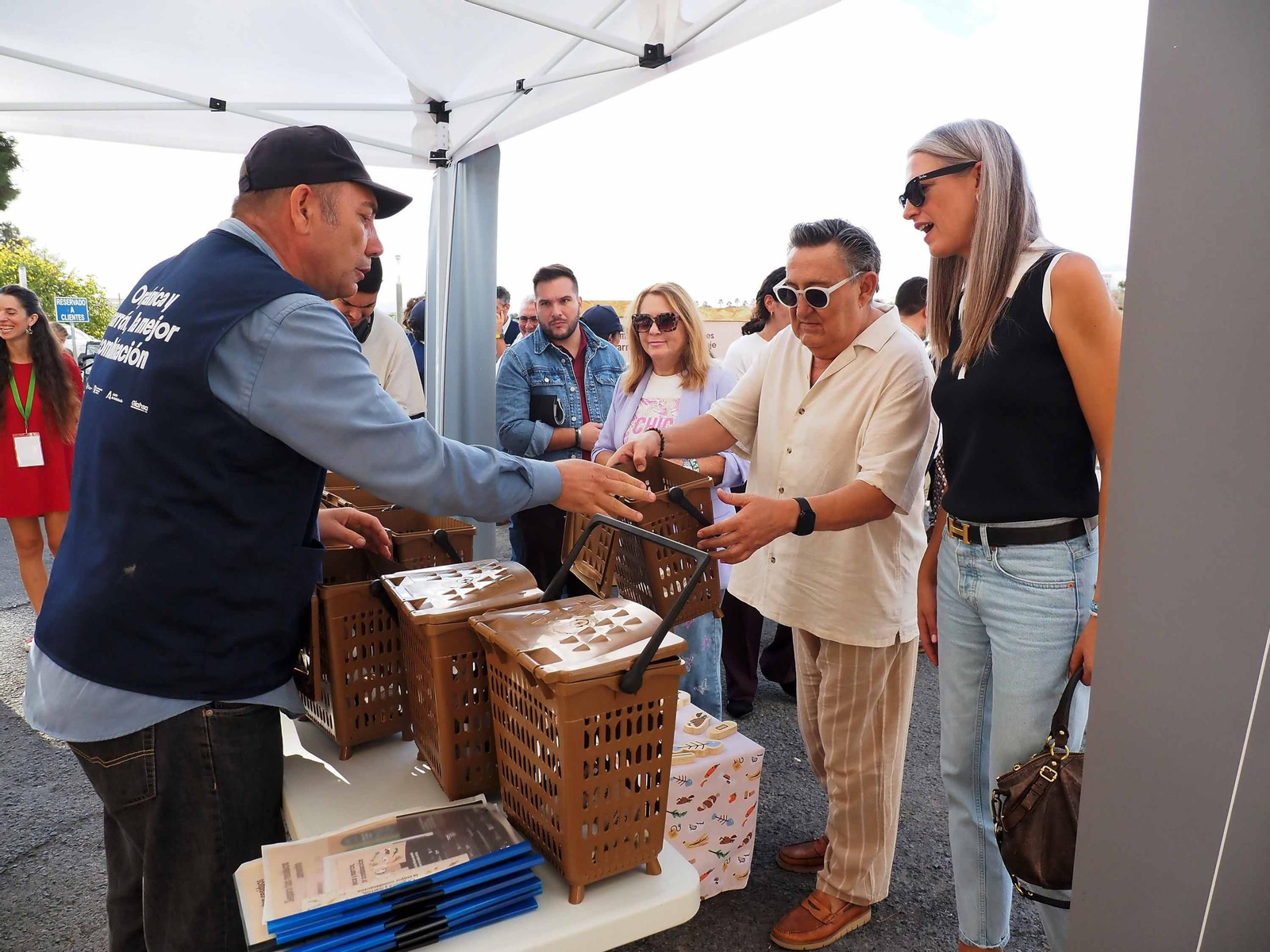 Un educador ambiental entrega kits domésticos de la campaña a la modelo Laura Sánchez y al actor Mariano Peña