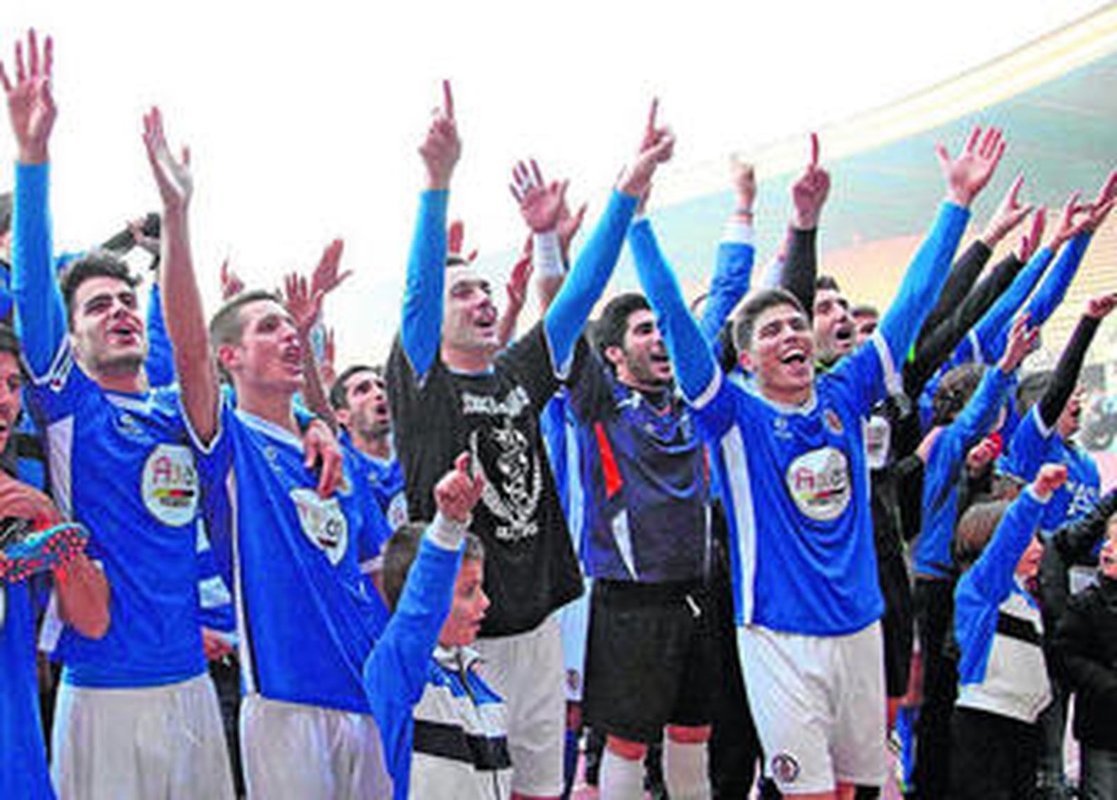 Todos los integrantes del plantel xerecista explotaron de alegría nada más pitar el final del partido el colegiado Moreno Ramírez.