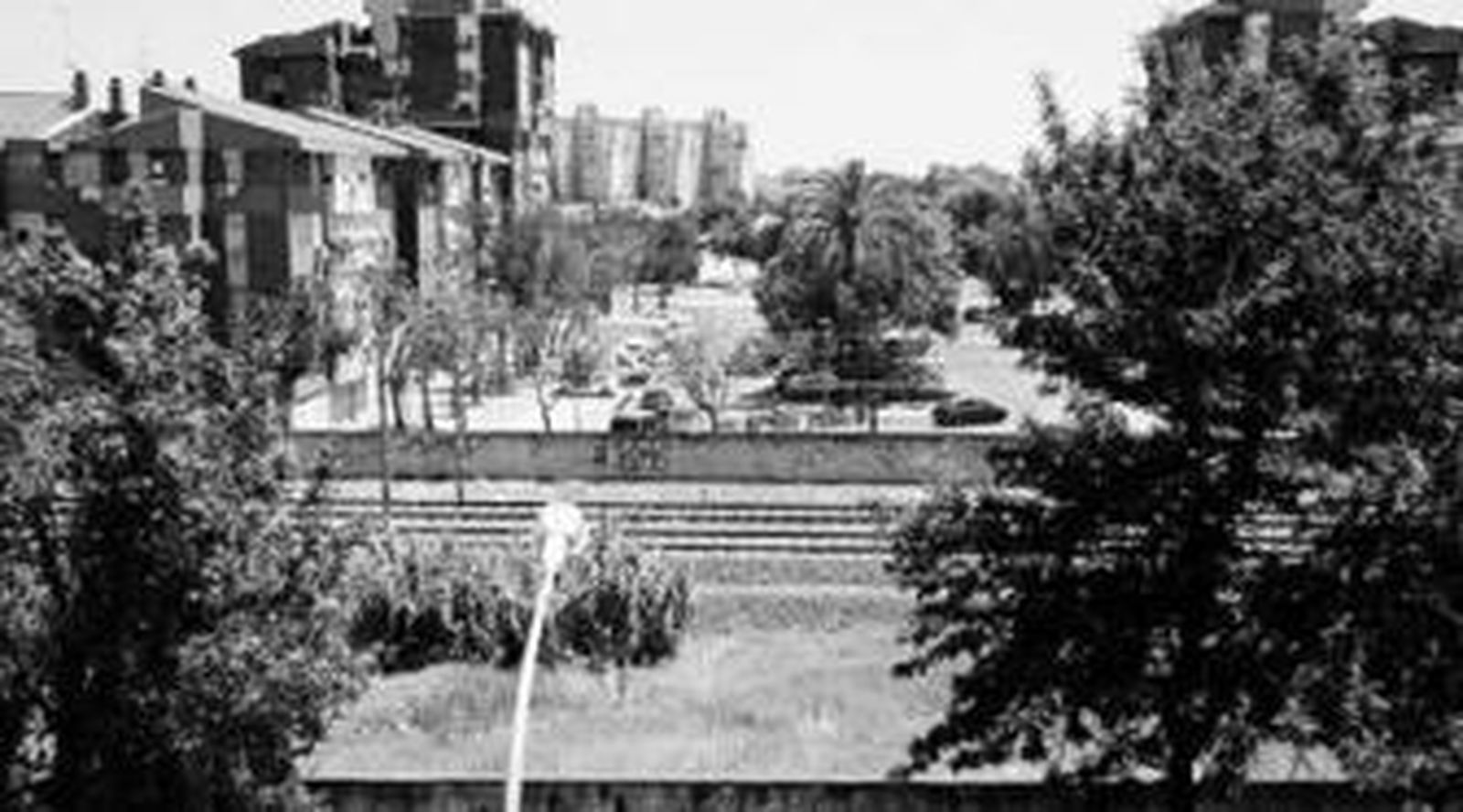 Vista desde Bami de las vías del tren y del muro del Polígono Sur.