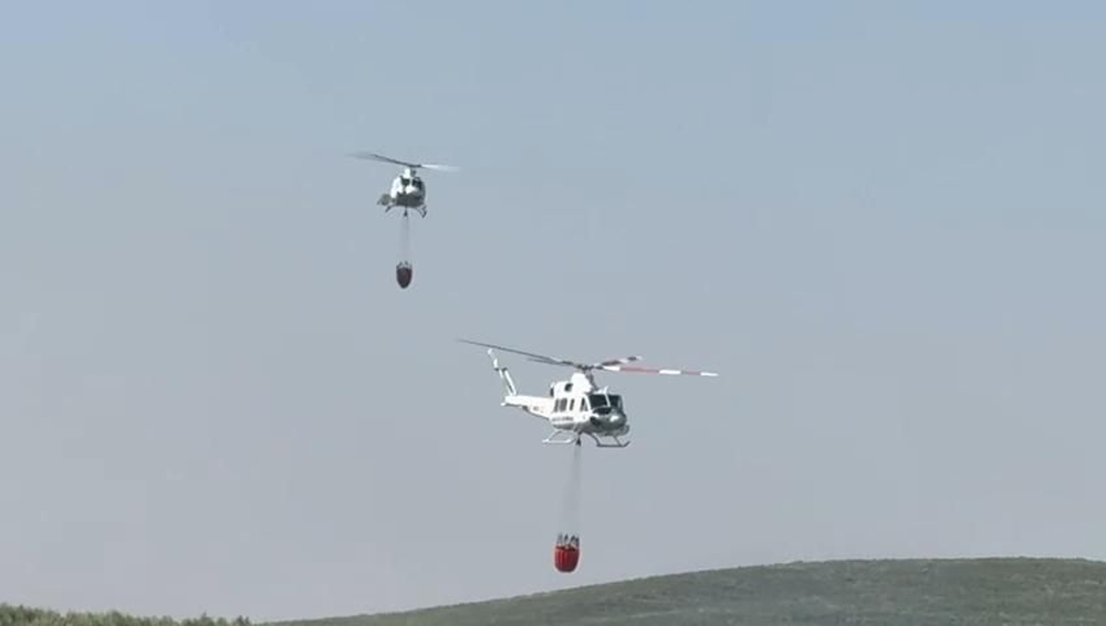 Así trabajan los dos helicópteros del Infoca en los incendios de la zona rural de Jerez