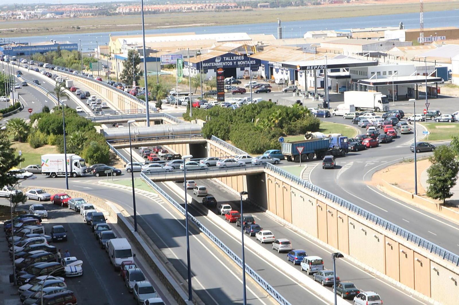 La temporada de atascos en el puente del Odiel ya ha comenzado.