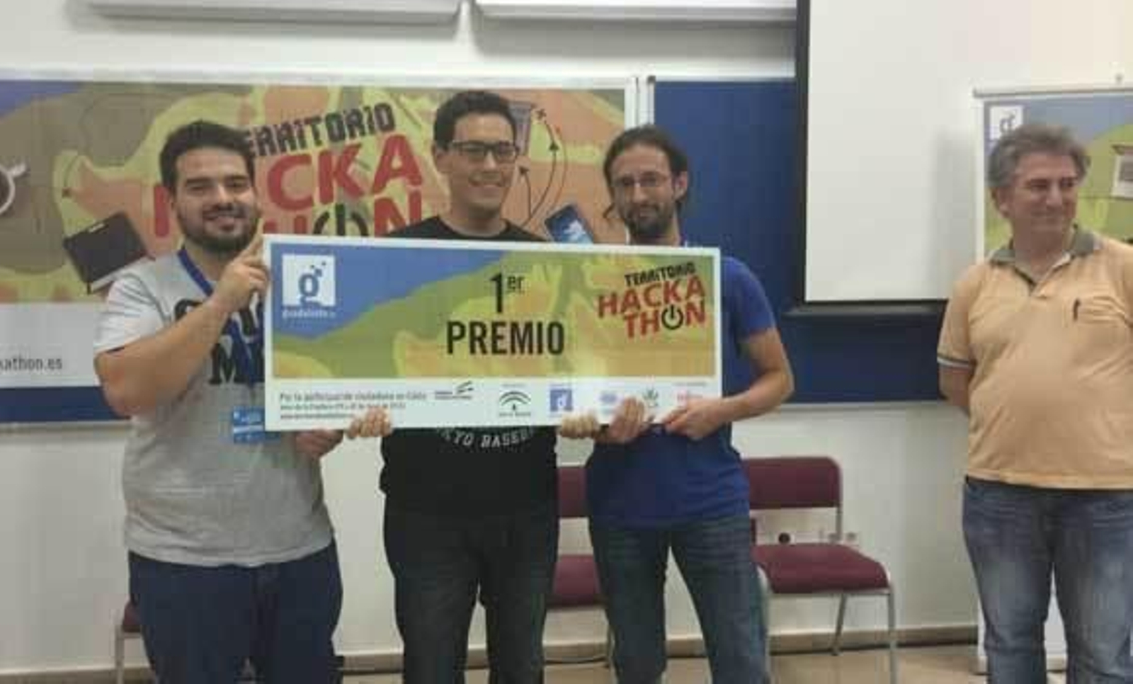 Los creadores del proyecto Juanelo Turriano posan con el premio. Los creadores del proyecto Juanelo Turriano posan con el premio.