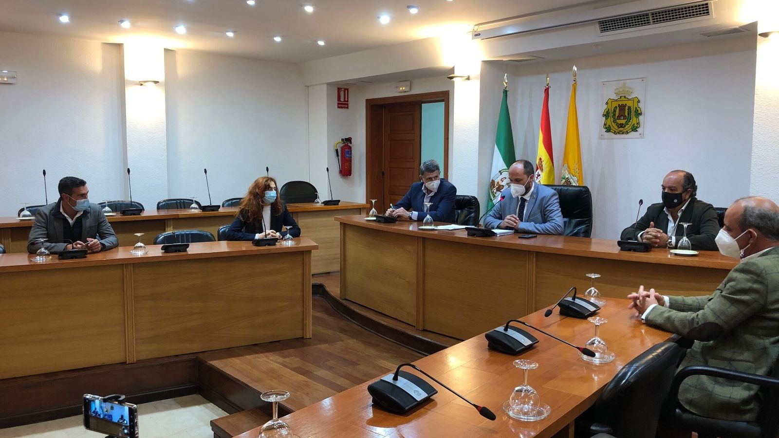 Reunión entre el Ayuntamiento y los responsables de la empresa ganadera.