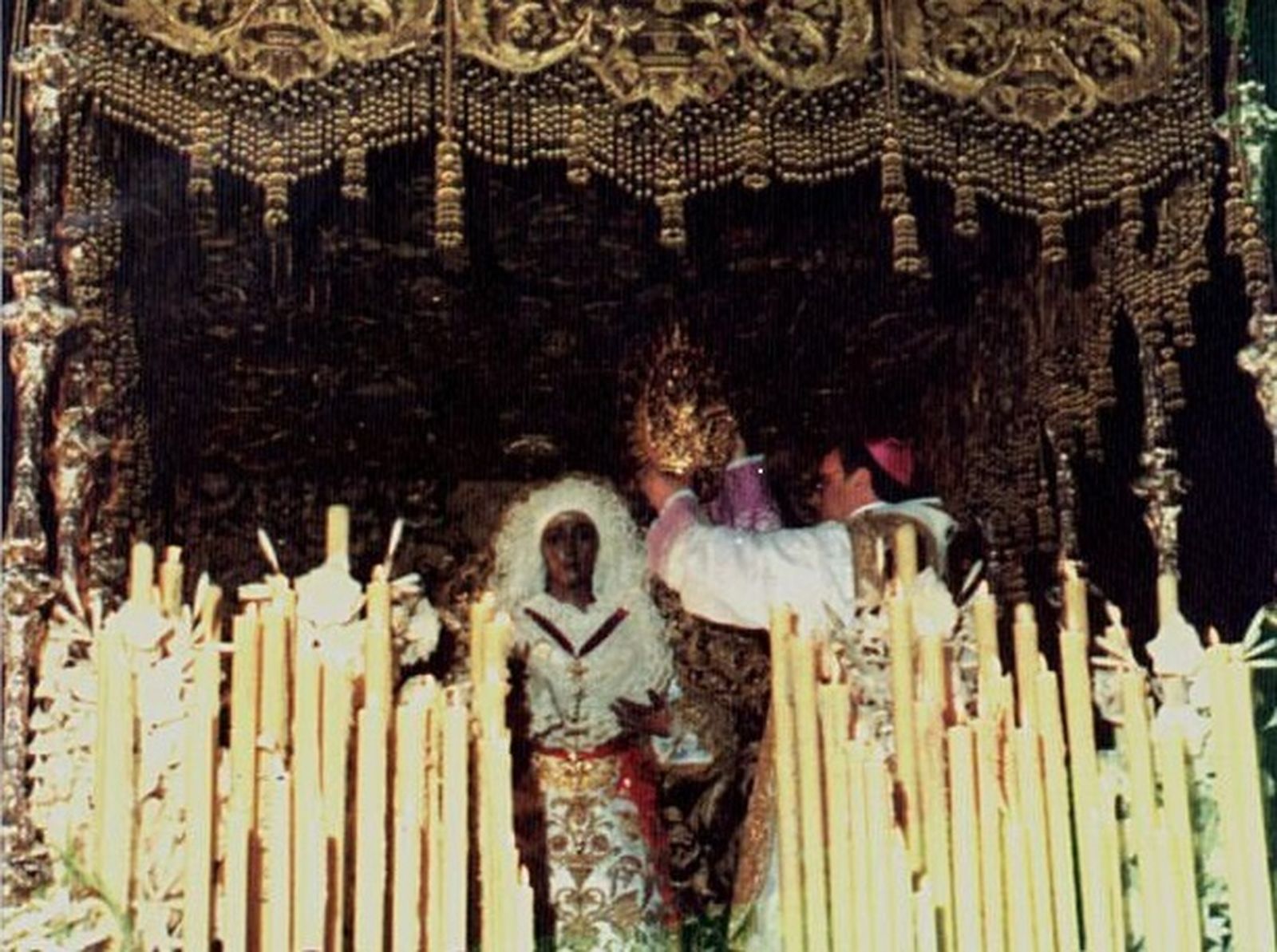 La coronación de la Esperanza de Triana: la primera del arzobispo Carlos Amigo Vallejo