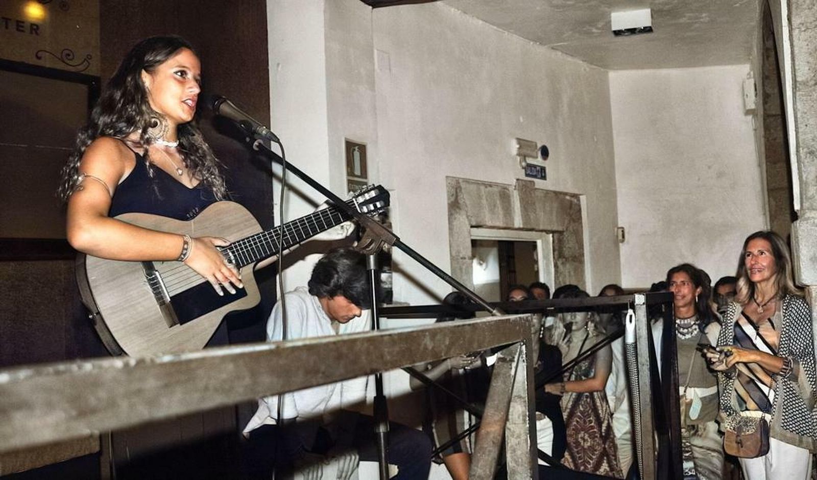La cantautora Inés Benjumeda, en un momento de su actuación en Trocadero.